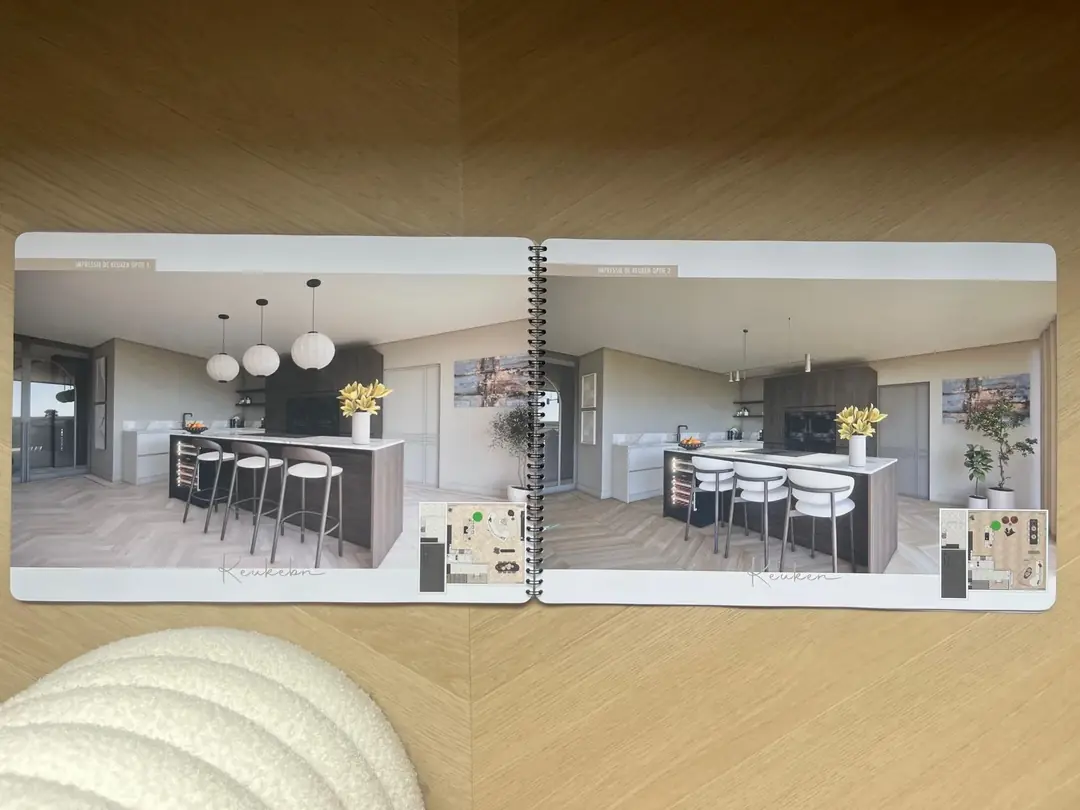 Ontwerpboek open op twee impressies van de keuken, telkens met de plattegrond in de hoek