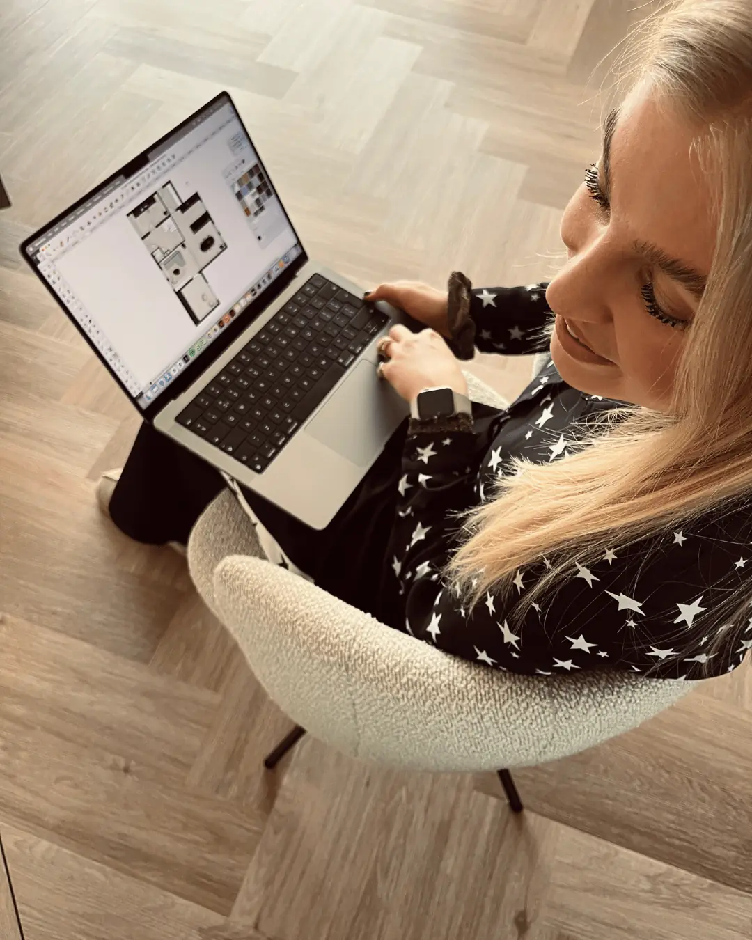 Trijntje Laan werkt op haar laptop aan een plattegrond, van bovenaf gefotografeerd